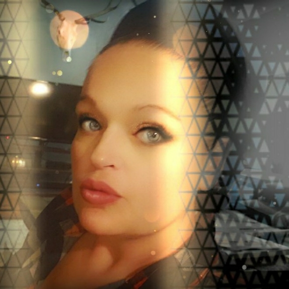 Meet your Posher, Kaydee - Picture 3 of 10